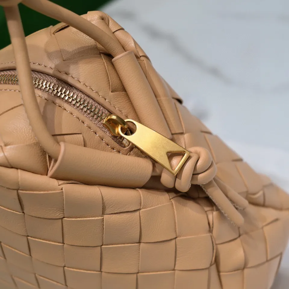 Batch 1260 B's new large Loop camera bag is here🔥Classic woven logo✅ The bag body is made of selected original sheepskin. The texture is soft and waxy. The simple square body is classic and versatile. The interior design is very practical. It has a lot of space and has an adjustable iconic leather drawstring. It can be said to be both elegant and practical. The design is very simple and elegant, with a kind of literary retro style. Size 22x15x8, model: 6684#